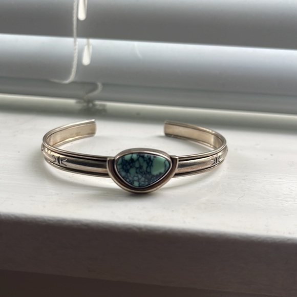 V Custom jewelry bracelet - Picture 5 of 8